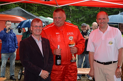 Vejles borgmester Arne Sigtenbjerggaard ønsker Jan Sørensen tillykke med sejren i Munkebjerg Hillclimb, mens Historisk Motor Sports formand Christian Nordahl glæder sig over, at det maksimale deltagerantal på 100 blev nået
